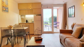 Cosy T2 refait à neuf avec terrasse et jardin, vue mer piscine tennis et parking